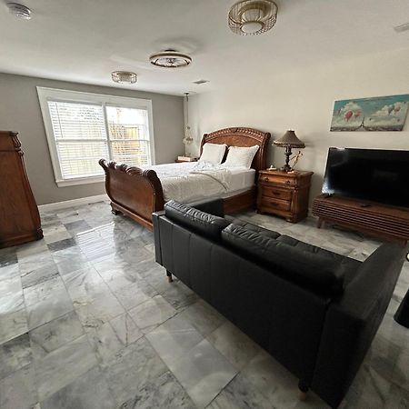 Stylish Bungalow Near Dining, Parks & Entertainment ジャクソンビル エクステリア 写真